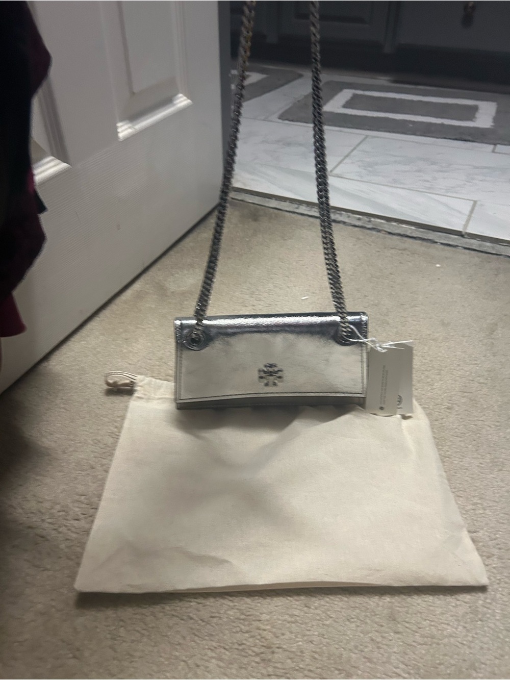NWT AUTHENTIC KIRS Tory Burch Metallic Silver Chain Crossbody Bag.
